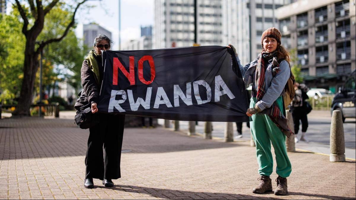 El Reino Unido detiene a los primeros migrantes que serán deportados a Ruanda