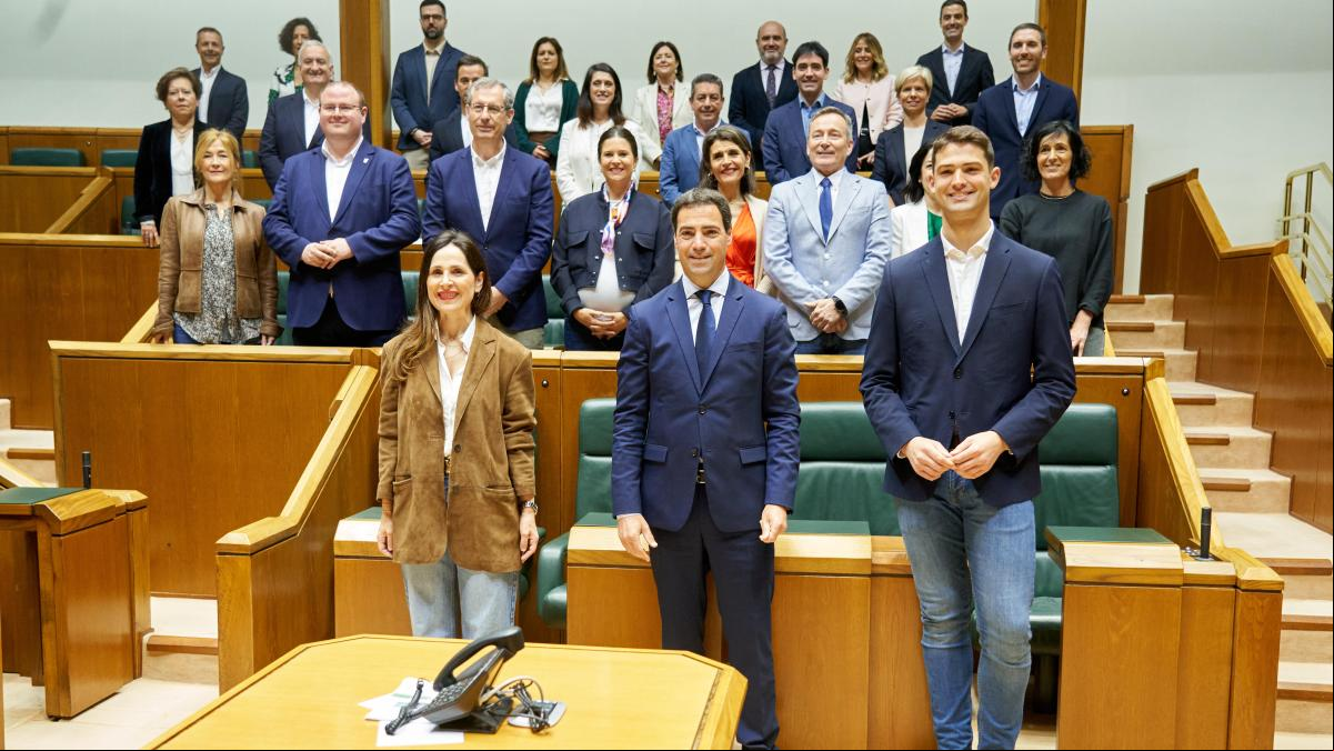 Pradales se acredita en el Parlamento vasco y empiezan a correr los plazos de la nueva legislatura