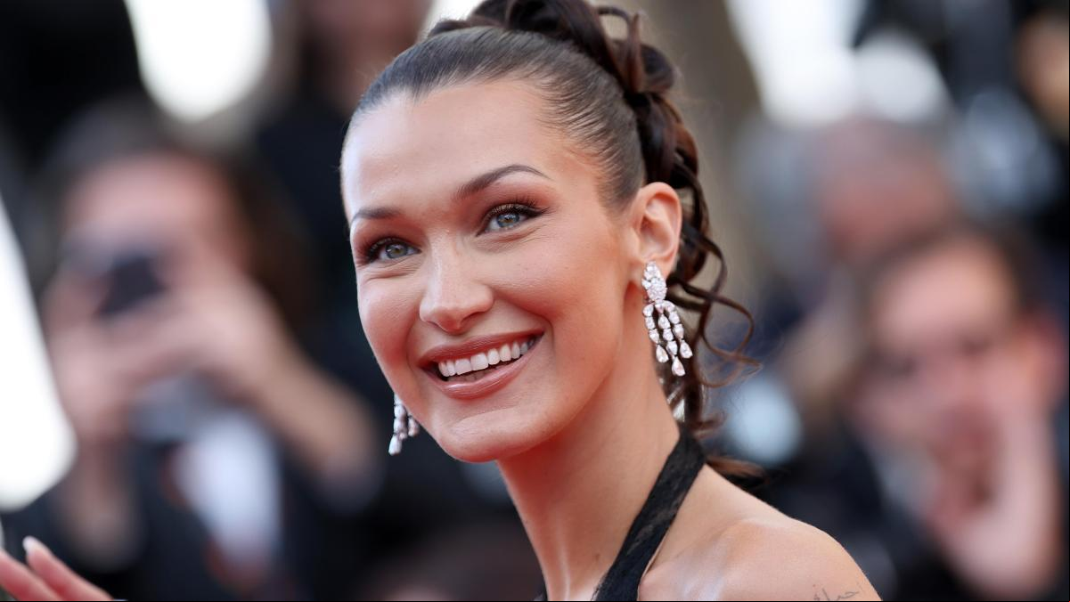 De los leggings al abrigo boho: Bella Hadid, la reina del street style con dos looks que confirman las tendencias del momento