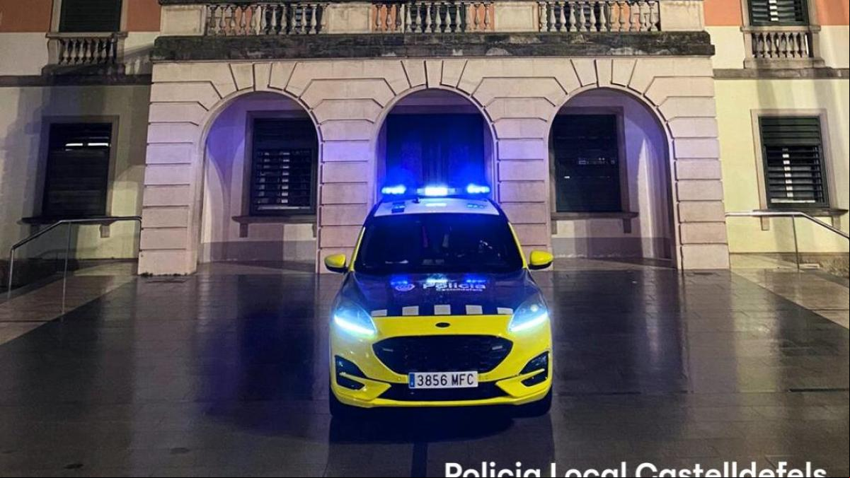 La policía local de Castelldefels detiene a un hombre por agredir a su pareja en plena calle