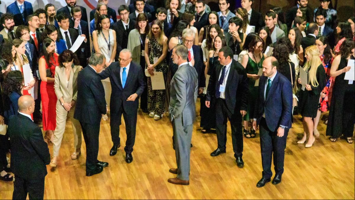Felipe VI: “Seguid conectados a España, vuestros orígenes”