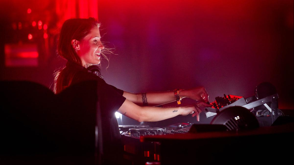 El techno de Charlotte de Witte impone su ley en el cierre del Sónar