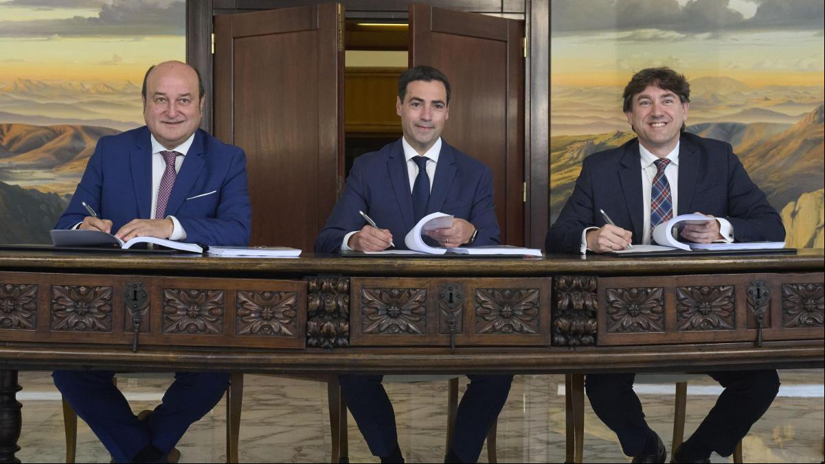 El PNV y el PSE rubrican su acuerdo de Gobierno con el “bienestar” como prioridad