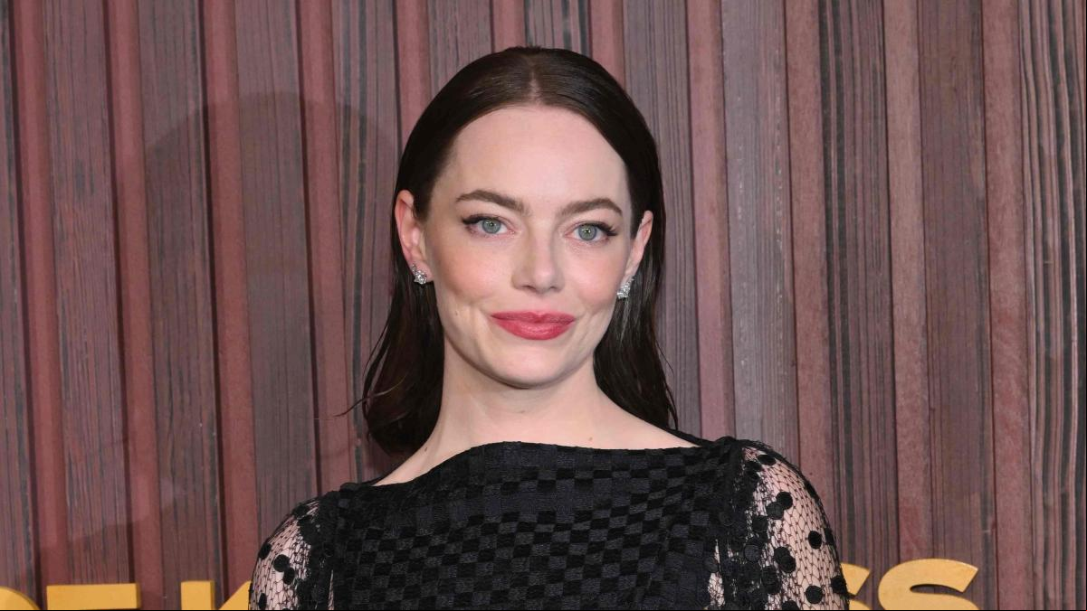 El look más relajado de Emma Stone es el que te salva de un apuro