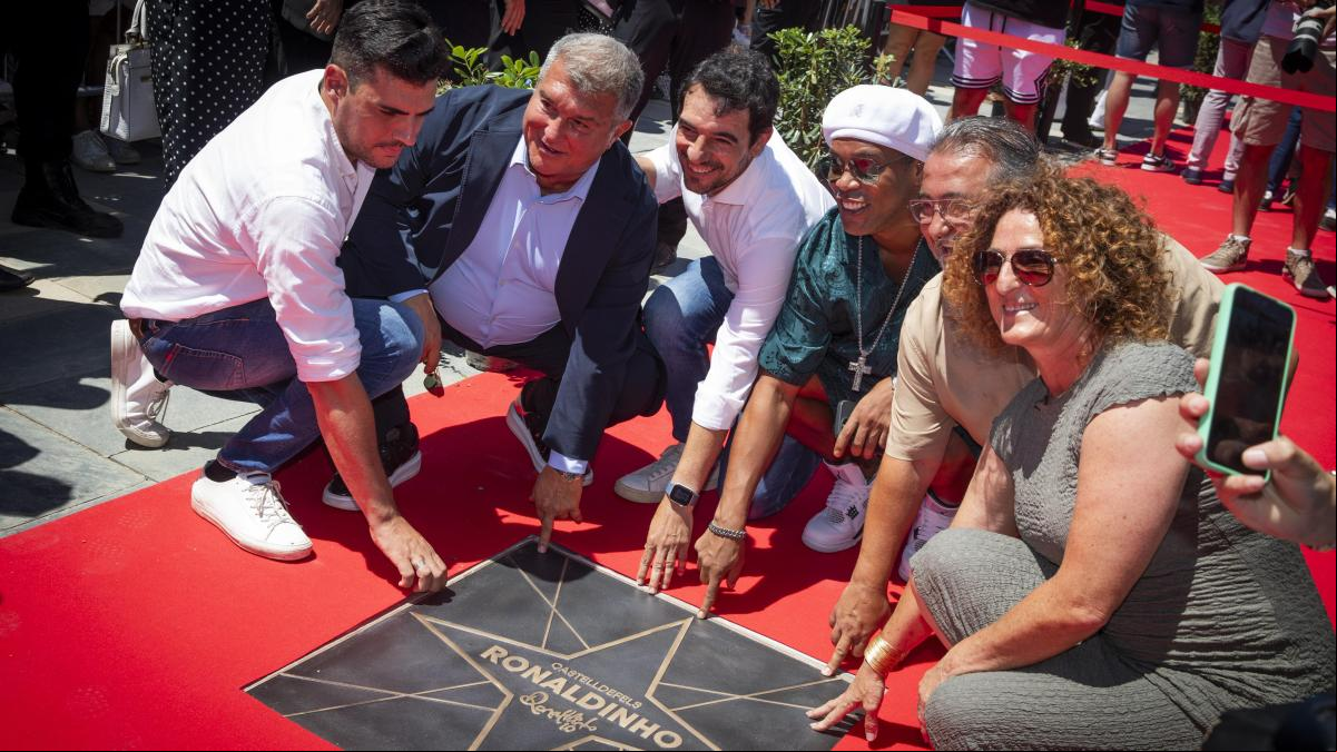 Ronaldinho y el Barça estrenan el “paseo de las estrellas” de Castelldefels