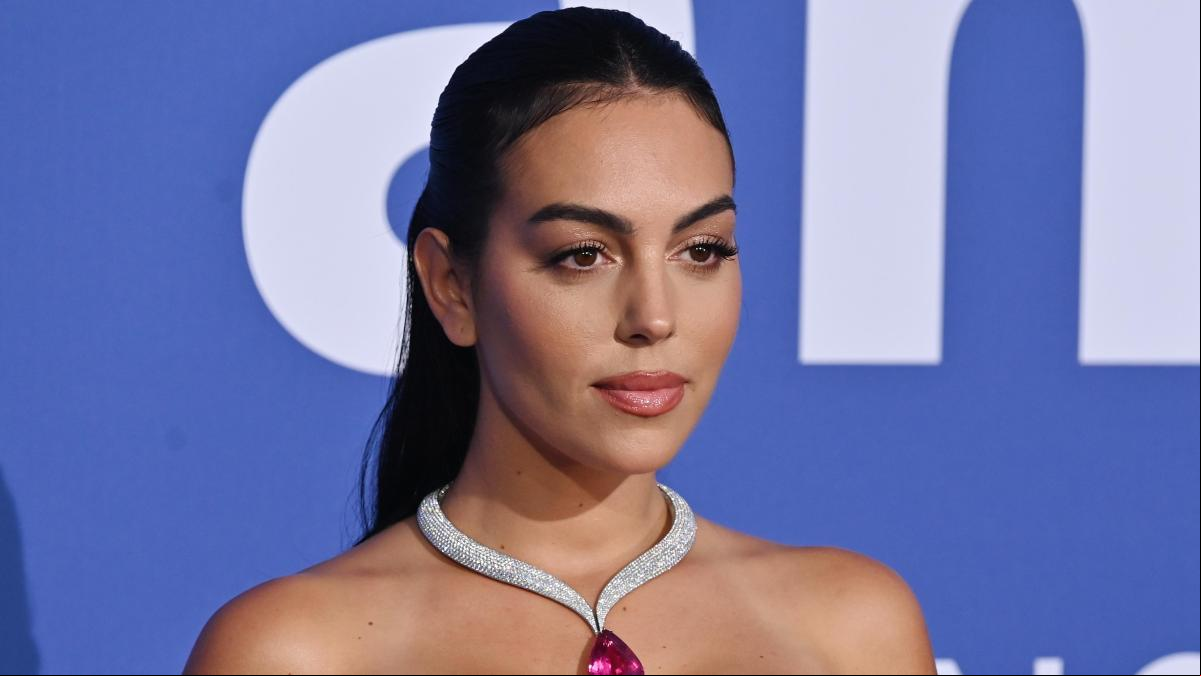 El atrevido vestido Playboy de Georgina Rodríguez para bañarse en Mallorca