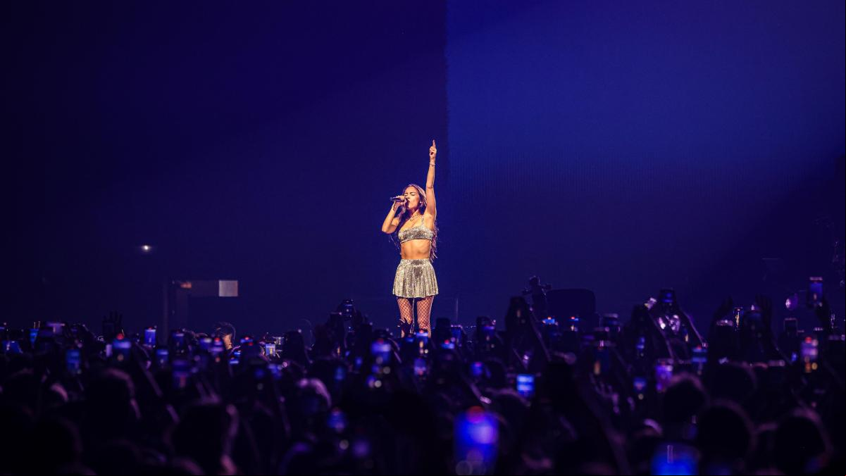 La cantante Olivia Rodrigo sufre una brutal caída por un hueco en el escenario durante un concierto