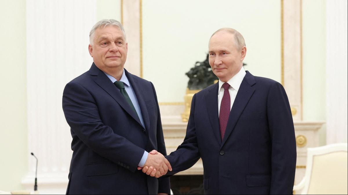 Orbán desafía a Bruselas en Rusia