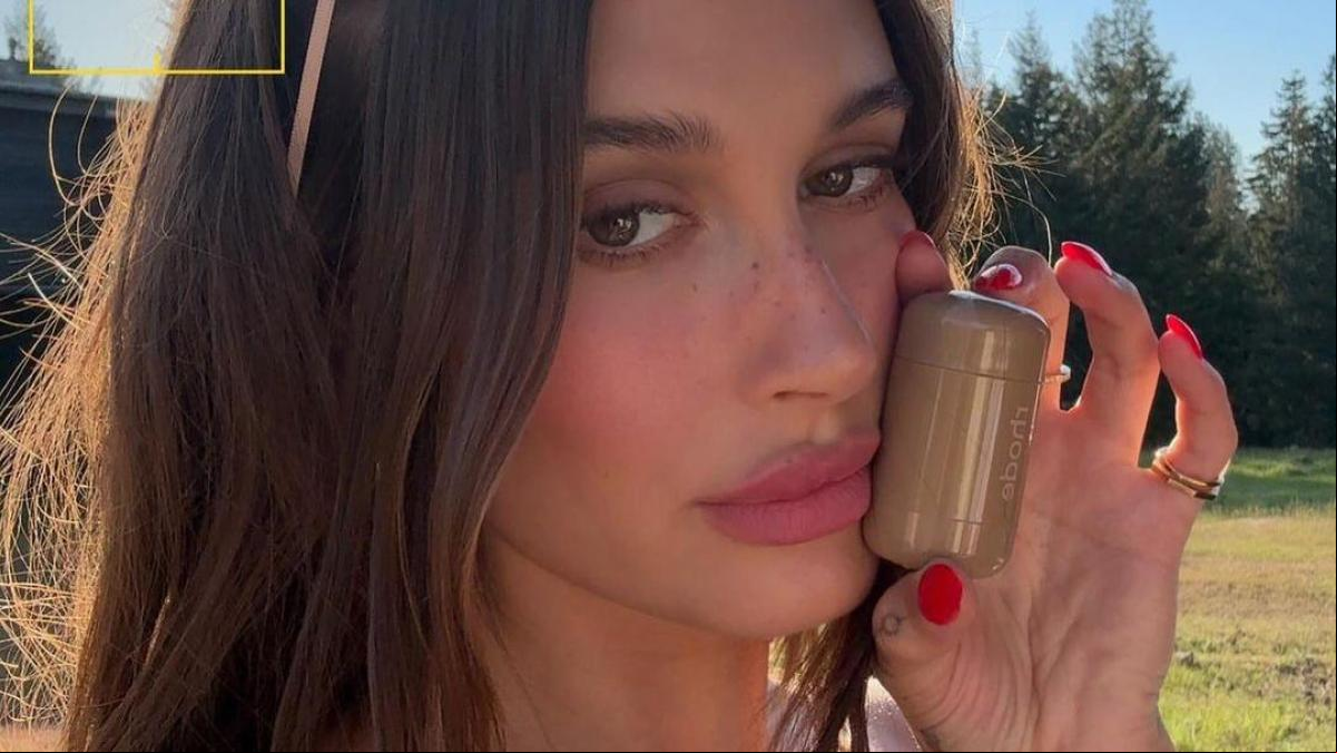 La manicura optimista y alegre que Hailey Bieber ha puesto de moda este verano