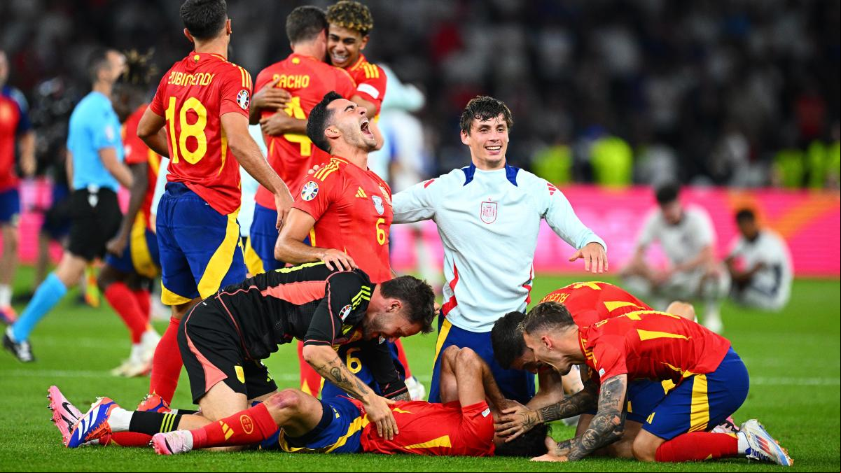 Un presentador británico afea que los jugadores de la roja no cantasen el himno de España y acaba rectificando