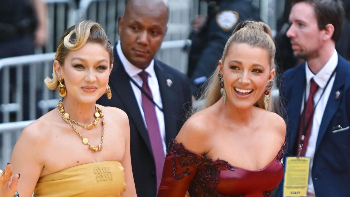 “Kétchup y mostaza”: los originales looks de Blake Lively y Gigi Hadid en honor a Deadpool y Lobezno