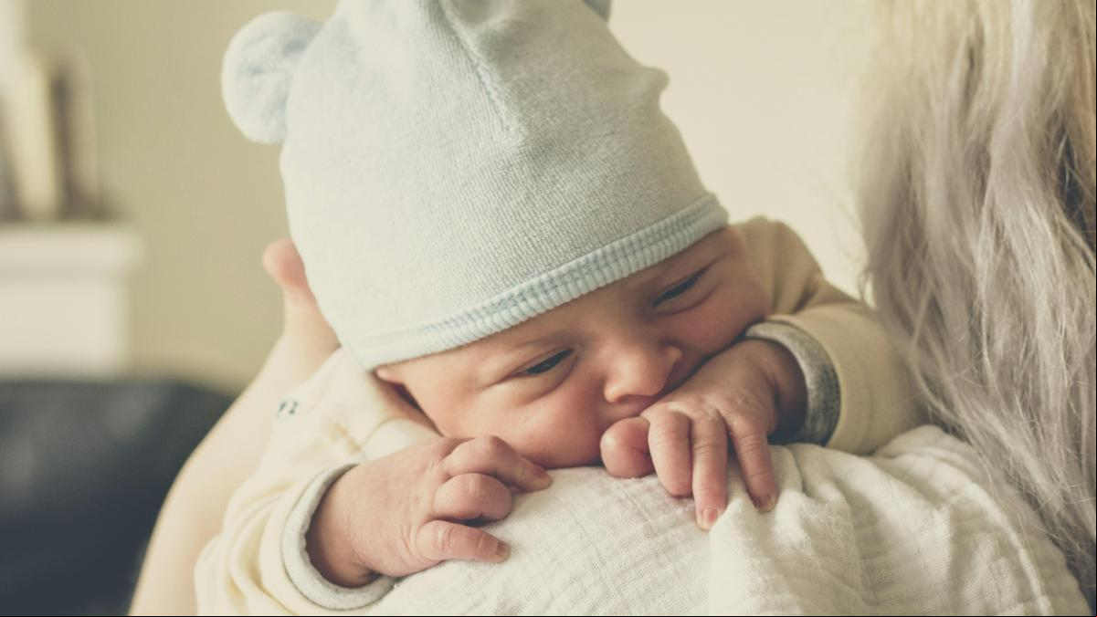 El Constitucional amplía el permiso de maternidad a las familias monoparentales