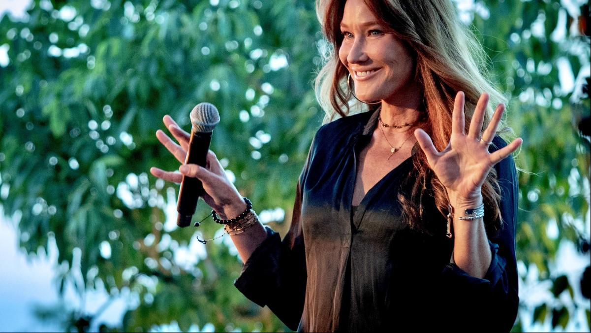 Carla Bruni encandila al público con su estilo sensual en Cardona