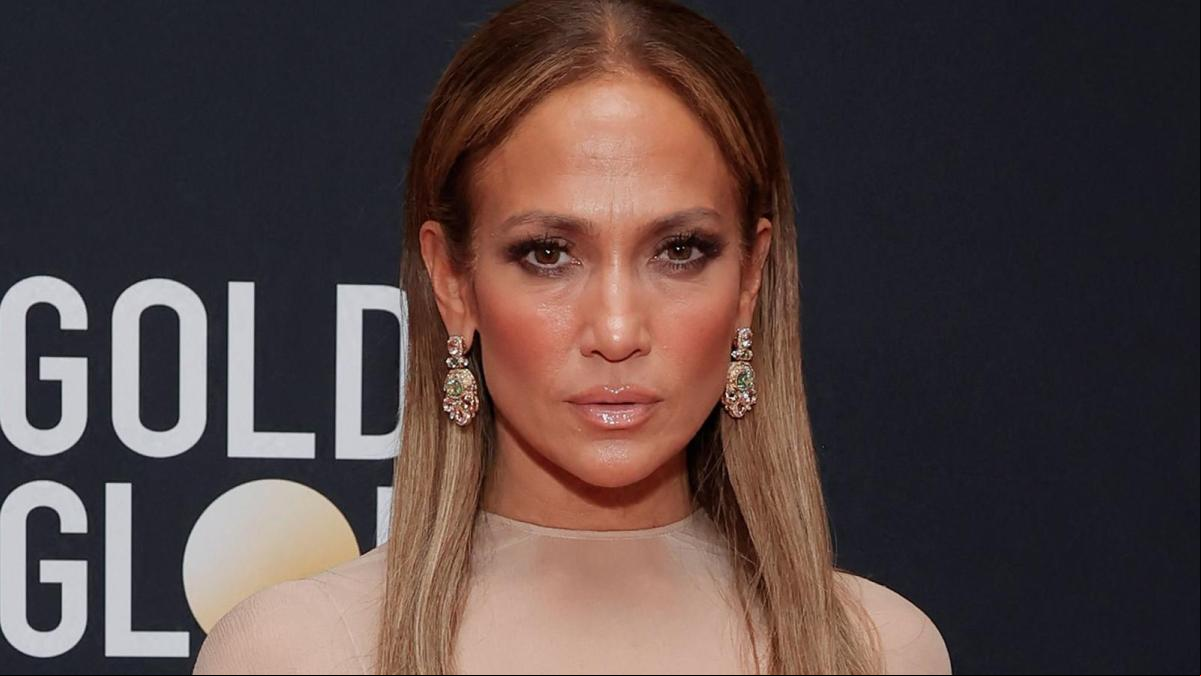 Pantalón capri y bailarinas: el sorprendente nuevo uniforme chic de Jennifer Lopez