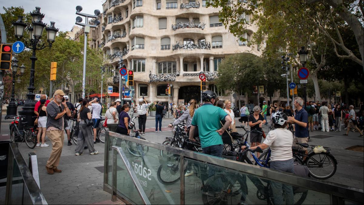Las excursiones de turistas en bici saturan los carriles más céntricos de Barcelona