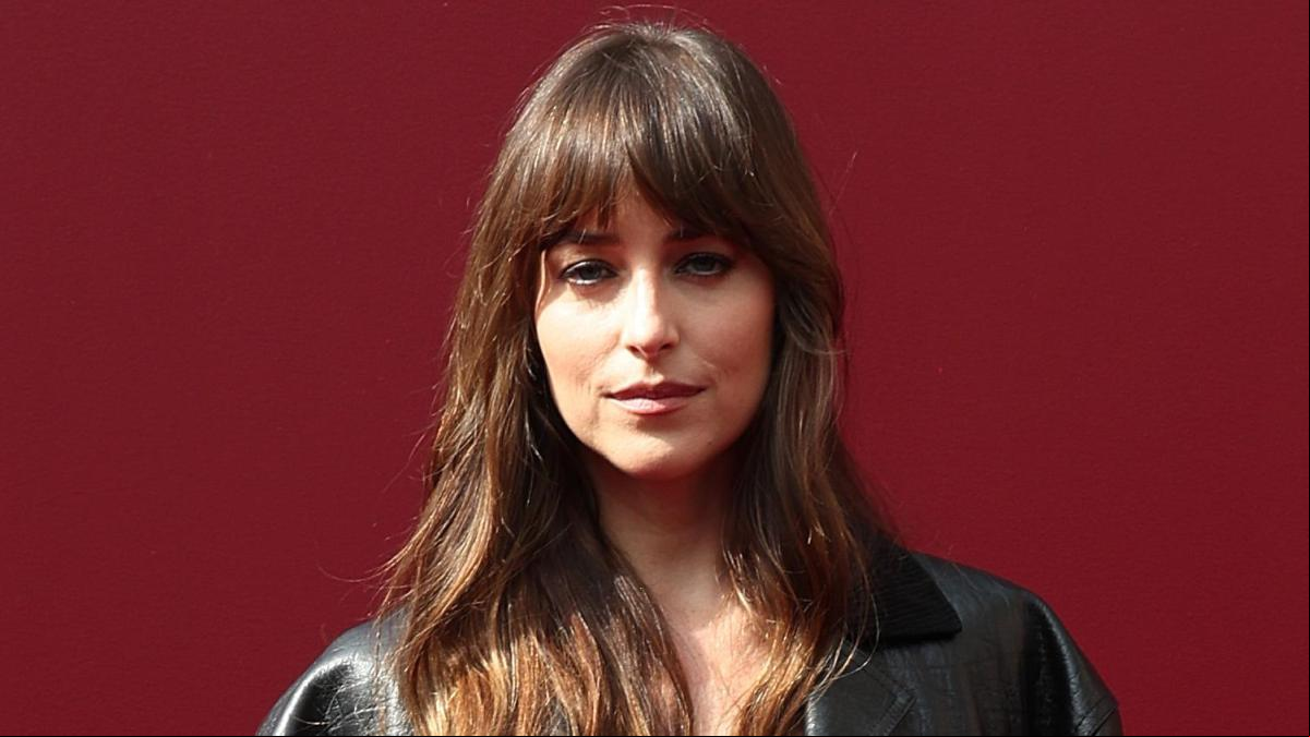 Dakota Johnson lleva al estilo retro la moda de las transparencias