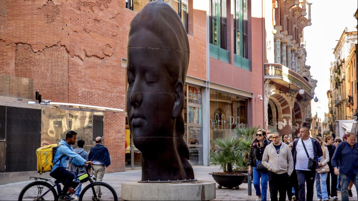 La Carmela de Plensa se queda otros ocho años frente al Palau de la Música