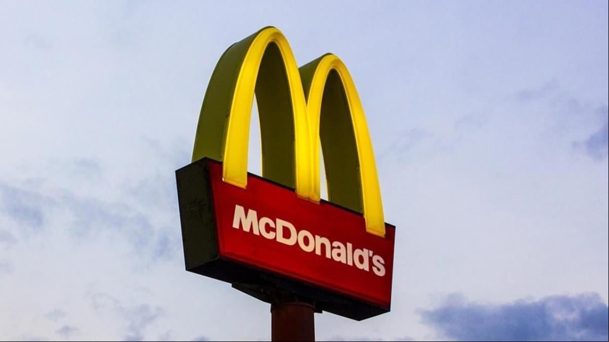 Deja a sus hijos menores, de 10, 6 y 1 año, solos en un McDonalds, le arrestan y se excusa diciendo que fue a una entrevista de trabajo