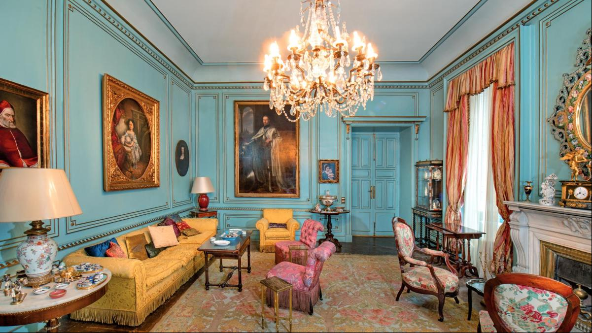 Muebles del siglo XVI y un Goya: los tesoros del palacete del marqués de Viluma, a subasta