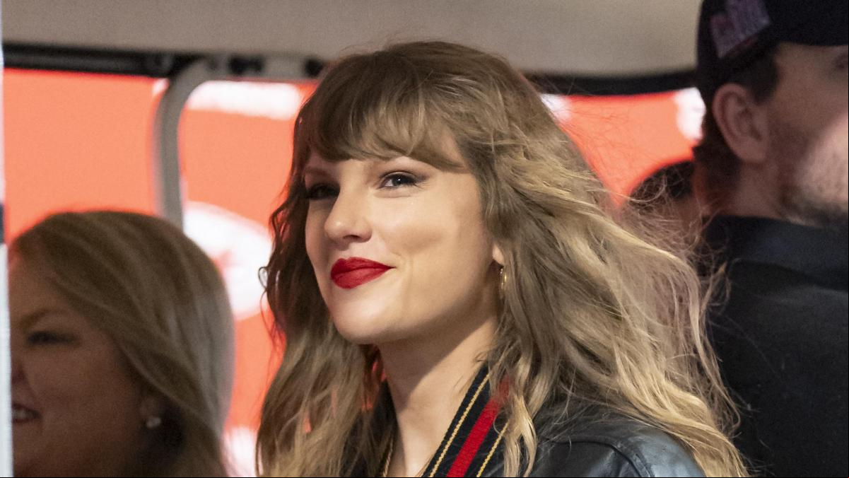 El truco de Taylor Swift para usar shorts en otoño