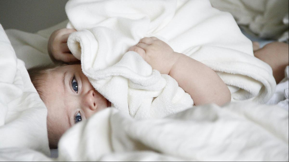 Cuidado cuando juegues con tu bebé: qué es el síndrome del niño zarandeado