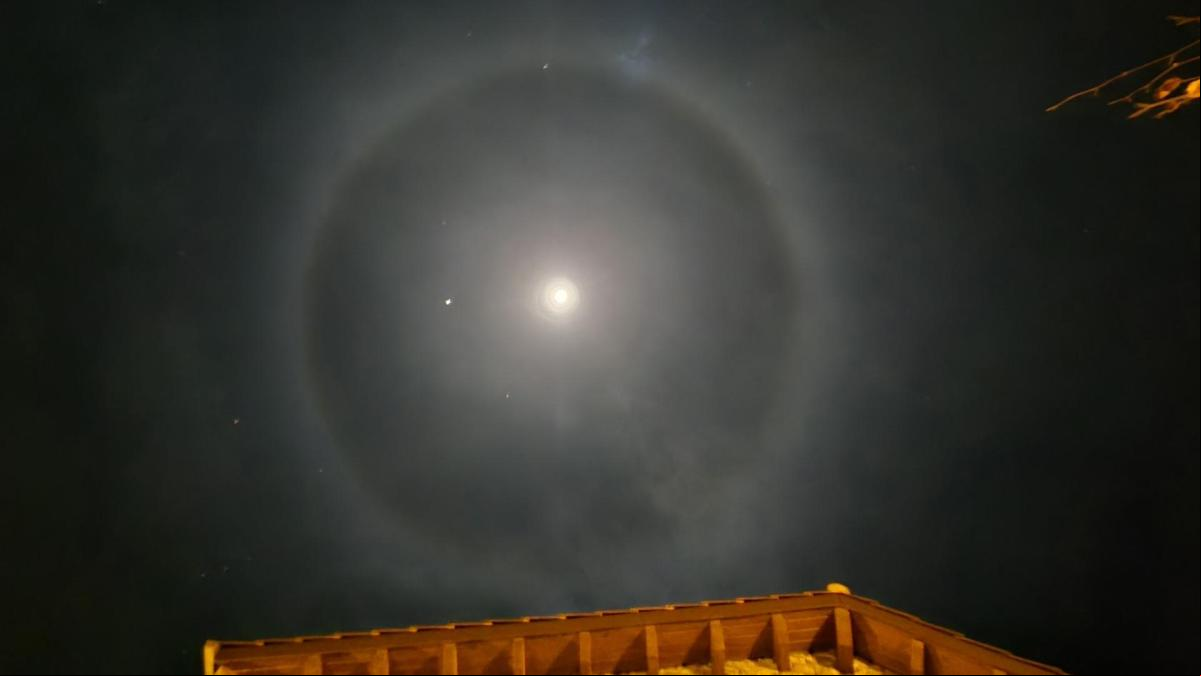 El halo lunar de la superluna del Castor