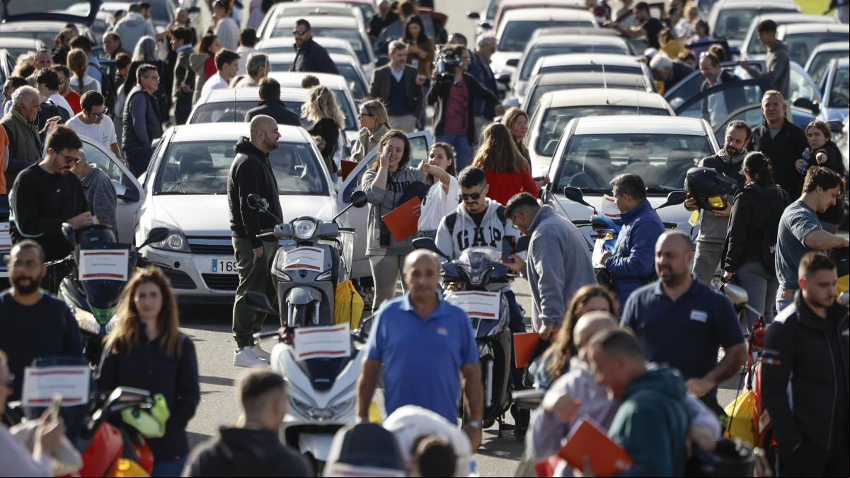 Carlos Sainz y otras figuras del motor entregan coches a los afectados por la DANA: “No podía llevar a mi madre a quimioterapia”