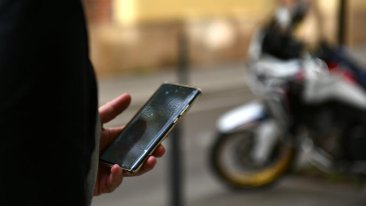 Sin permiso de conducir, roba una moto y comete diez tirones de teléfonos móviles
