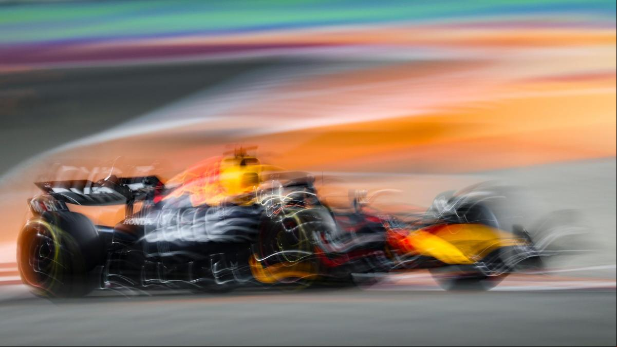 Verstappen se ríe de todo en Qatar: ni una sanción, ni los pinchazos, ni tres coches de seguridad lo frenan