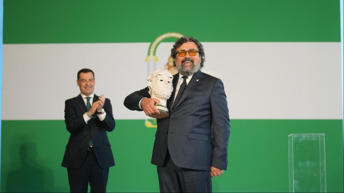Paco Tous reivindica lo público el 4-D: “Me gusta ver la bandera en colegios, hospitales, museos y balcones”