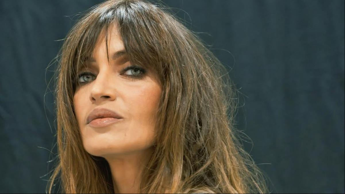 “Fan de lo imperfecto”: los originales vaqueros de Sara Carbonero cuestan 36 euros y arrasan en ventas