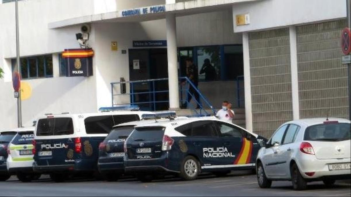 Un hombre encierra a su expareja en el canapé de una cama en Marbella