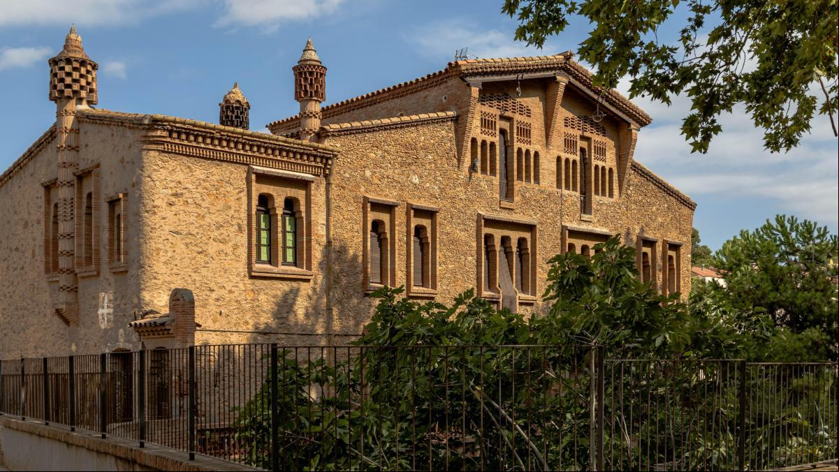 Una visita en familia a la Colonia Güell, un laboratorio social y arquitectónico