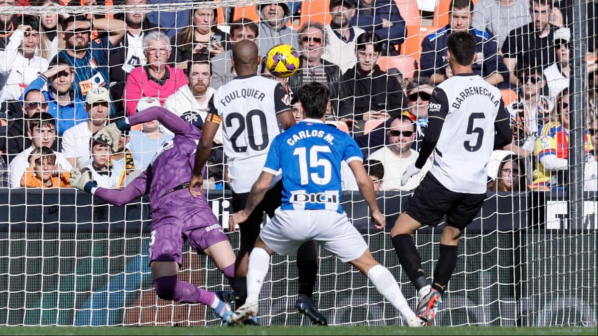 Empate in extremis insuficiente del Valencia, que traspasa el farolillo rojo al Valladolid Empate in extremis insuficiente del Valencia, que traspasa el farolillo rojo al Valladolid