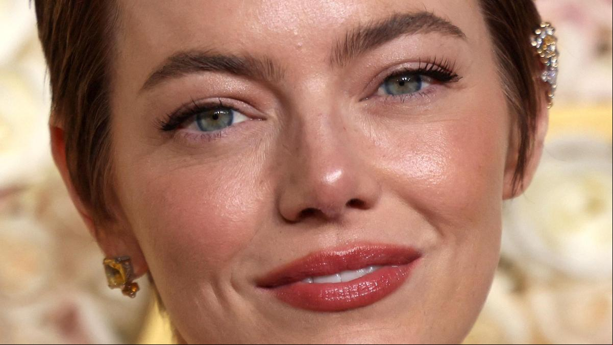 Emma Stone impacta con el corte de pelo más extremo de los Globos de Oro 2025