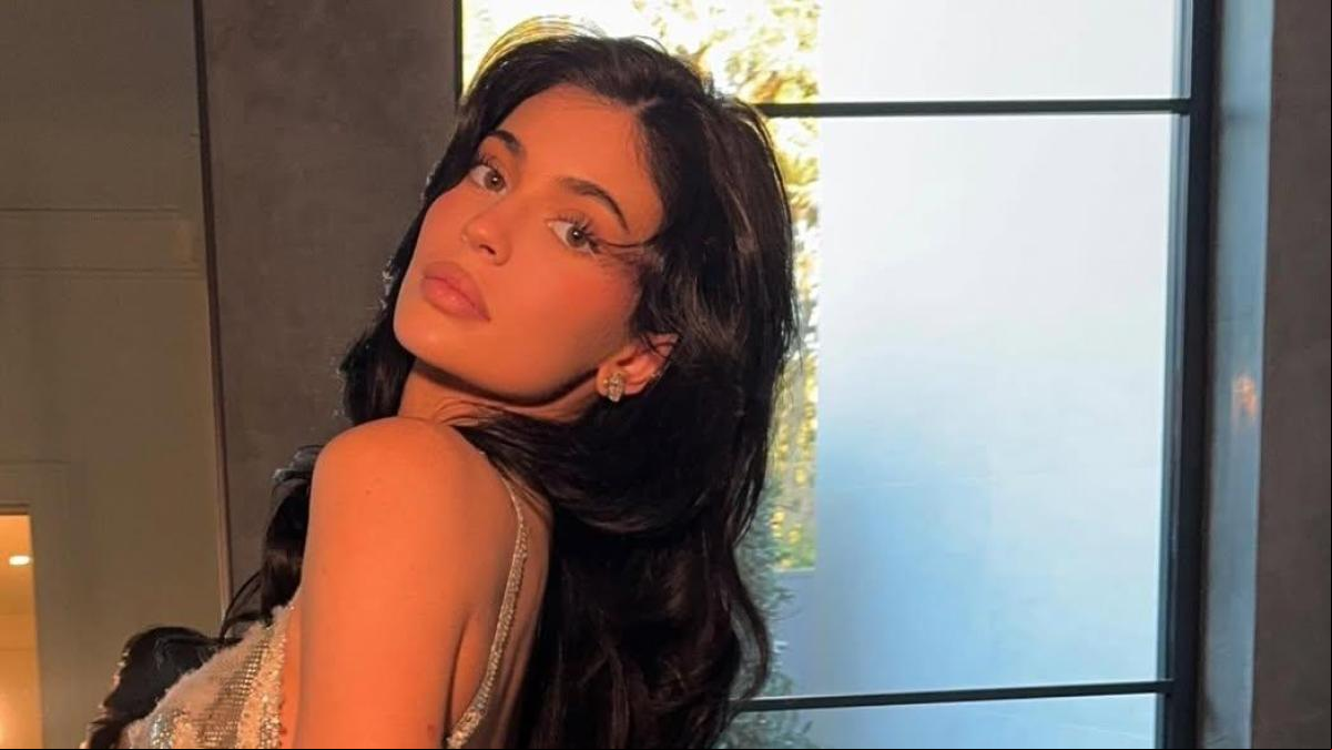 “La mejor vestida”: Kylie Jenner deslumbra en los Globos de Oro con un diseño de Versace que llevó en los 90 Elizabeth Hurley