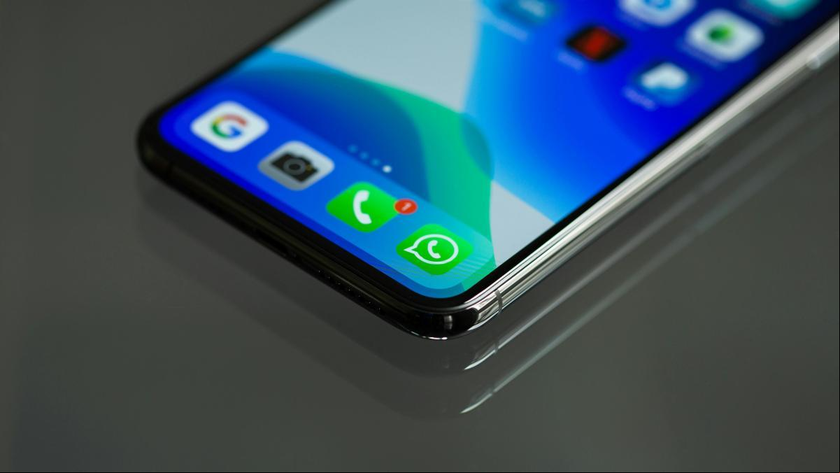 Expertos en ciberseguridad hablan de los peligros de compartir la ubicación en tiempo real desde Whatsapp: “Pensamos en la comodidad y no en las amenazas potenciales”