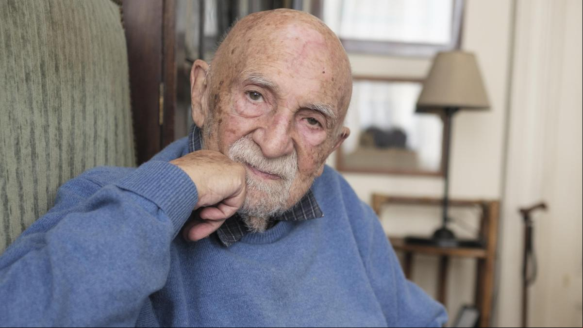 Simon Gronowski (93 años), el niño milagro que esquivó Auschwitz gracias a su madre: “Dentro del vagón la oscuridad era absoluta, ella me llevó al primer peldaño”