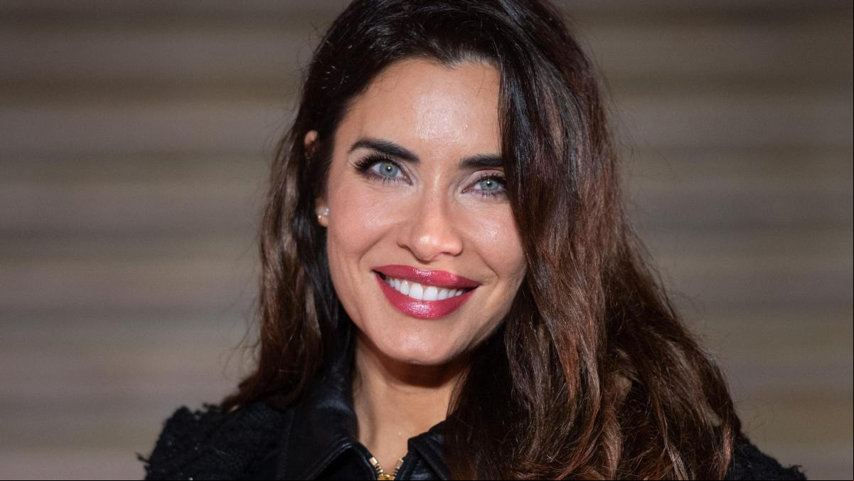 El atrevido look de Pilar Rubio en París: del regreso de las botas polaina a la chaqueta-corsé