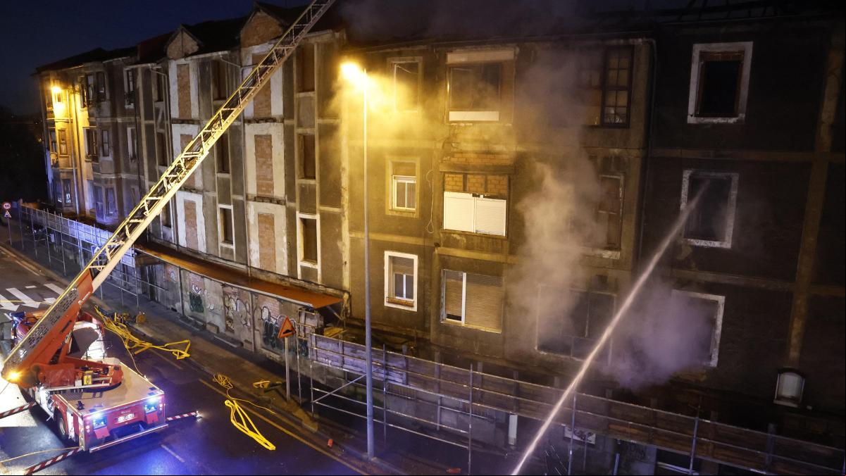 Trasladan de urgencia al hospital a un hombre de 74 años tras un incendio en un local de Marbella