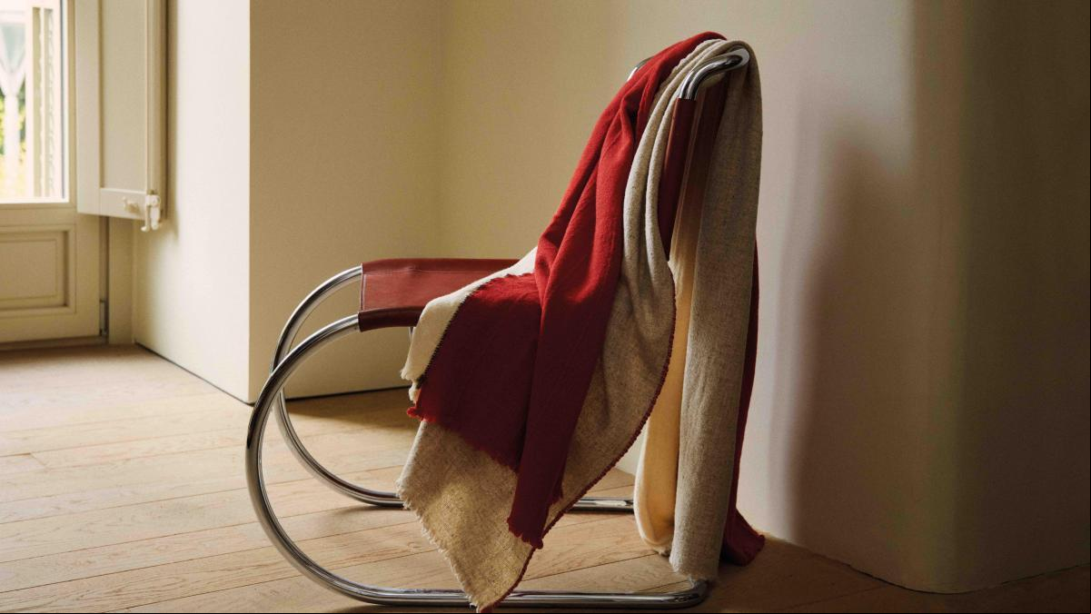 Las mantas de cachemir y merino más delicadas se hacen en un taller de Terrassa con proyecto social