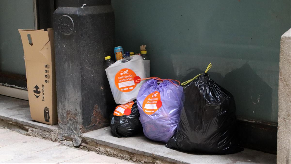 Barcelona pondrá multas de 600 euros por dejar bolsas de basura en las papeleras de Ciutat Vella