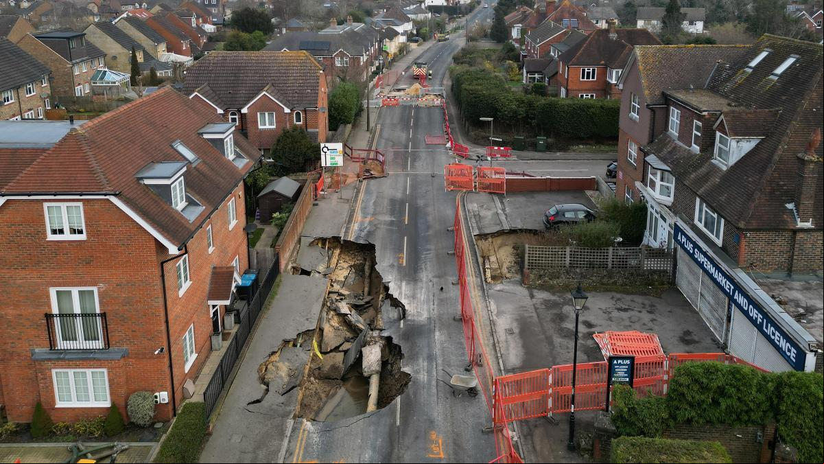 La aparición de un socavón de 20 metros en un pueblo de Inglaterra obliga a evacuar a los vecinos