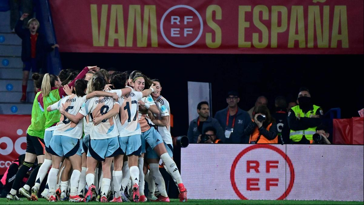 España inicia la defensa de la Nations League con una remontada en el añadido ante Bélgica