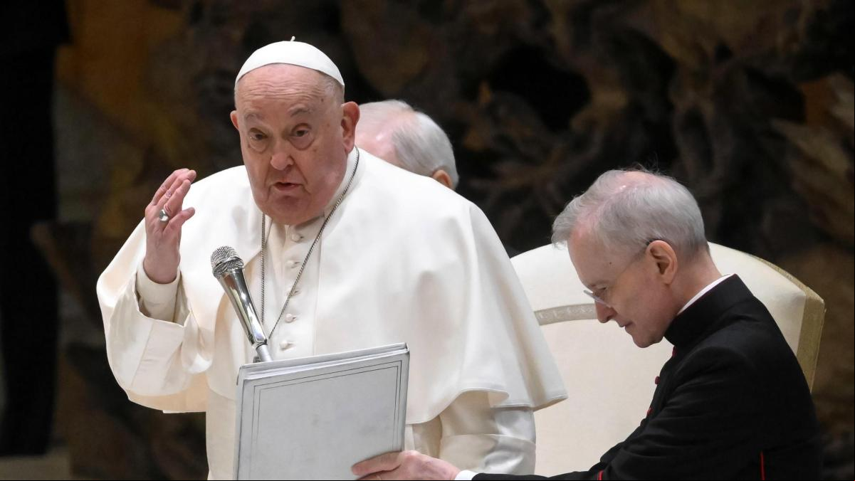 El papa Francisco pasa otra noche tranquila y sigue descansando