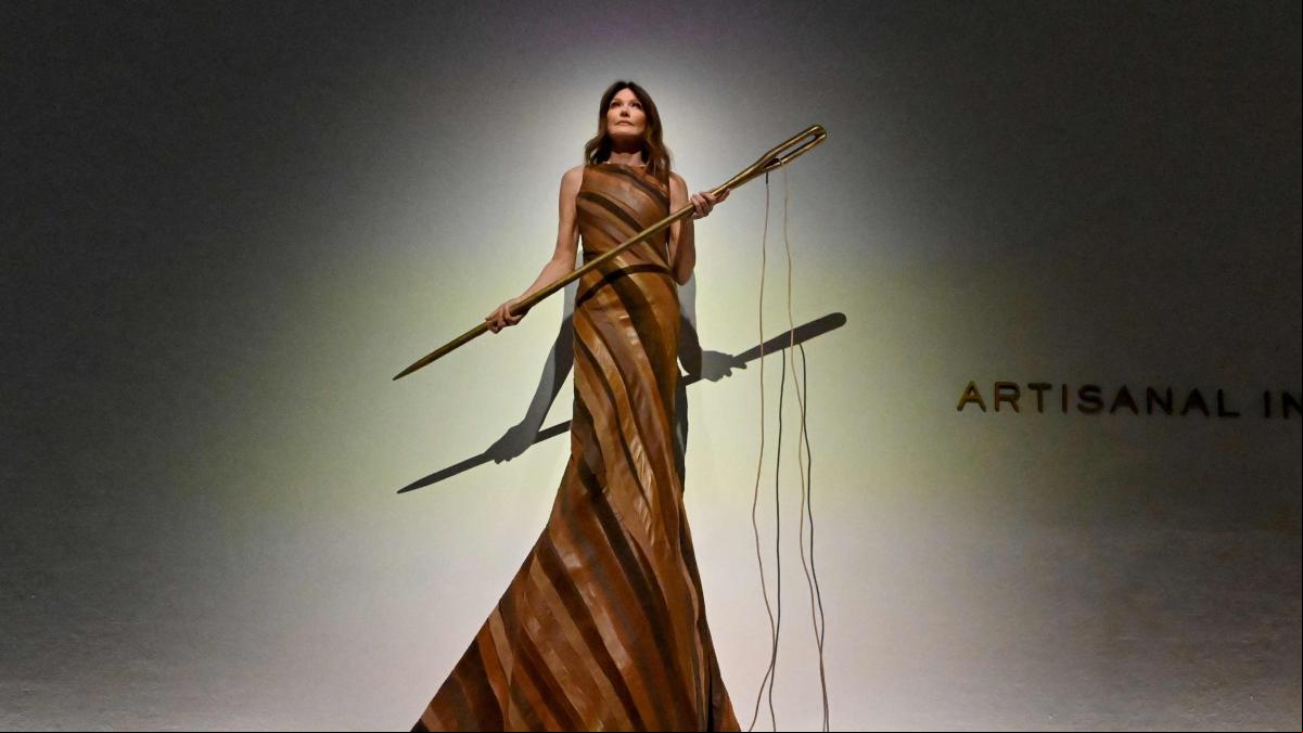 Una Carla Bruni escultural y una línea que enfatiza la elegancia: Tods se impone en Milán