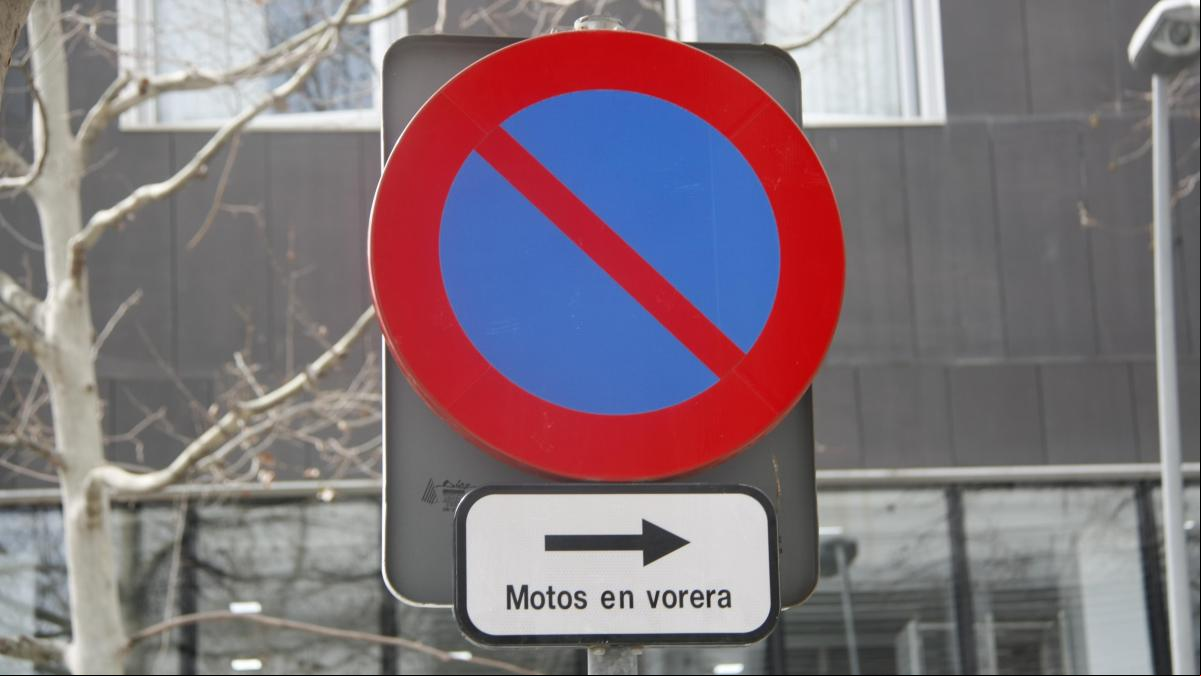 Escuelas y hospitales se llenan de señales con la prohibición de aparcar motos en la acera