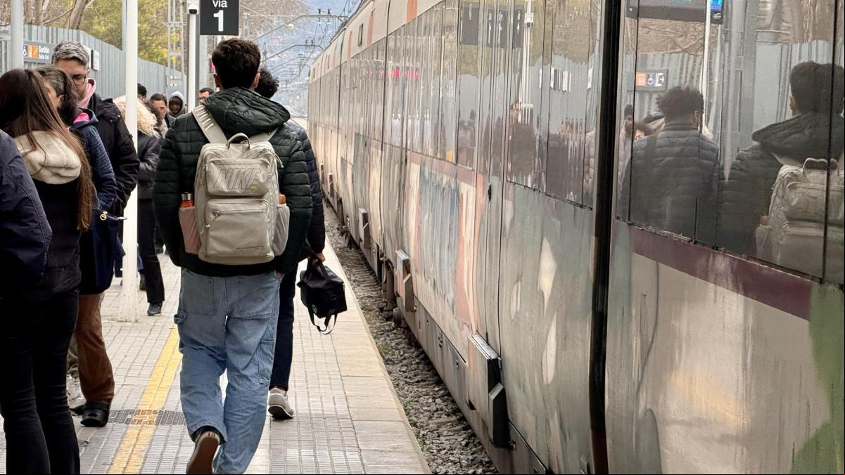 Resignación y poca sorpresa entre los s de Rodalies por una nueva avería que corta la R7 y la R8