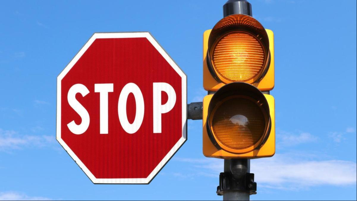 El stop de la duda: ¿hay que parar o no en esta situación? Es un fallo típico en los exámenes prácticos de conducir