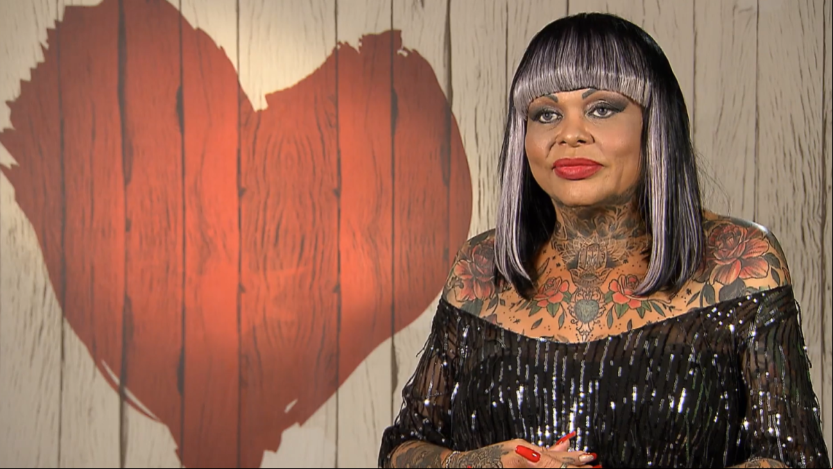 La tajante reacción de una soltera de First Dates al ver lo que hace su cita en mitad de la cena: Antiguo y ridículo